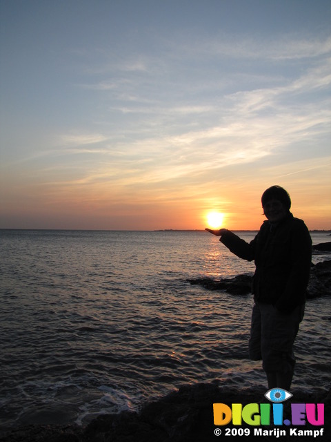 SX05916 Jenni holding the sun in the palm of her hand